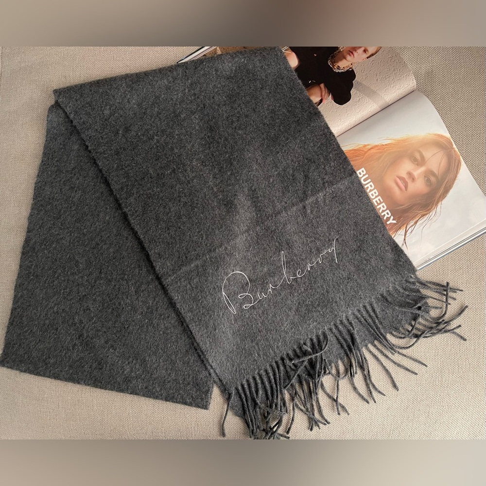 Burberry Solid Cursive Logo 100% Cashmere Scarf In Medium Gray Size 12”x 74” - Picture 5 of 9